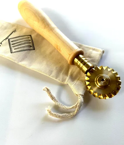 Vista 4 de Nonna's cutters, brass pasta wheels, maple (Smooth & Fluted pair)