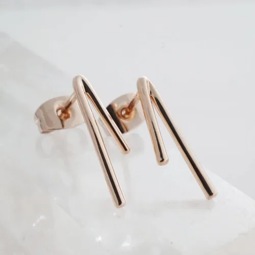 Vista 3 de HONEYCAT Lucy Tiny Drop Bar Studs en oro, oro rosa o plata Joyería minimalista y delicada